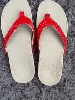 Vionic Zuma Red Thong Sandals Comfortable Arch Support Women's Size 8 EUC